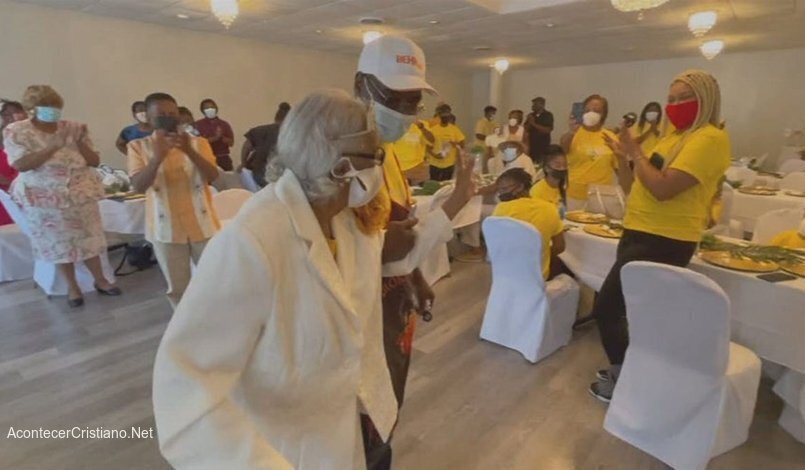 Mujer cumple 100 años y dice que "servir al Señor" es el secreto para vivir más